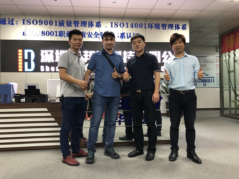 俄羅斯客戶前來(lái)我司考察液晶拼接屏、LED等終端大屏顯示設(shè)備