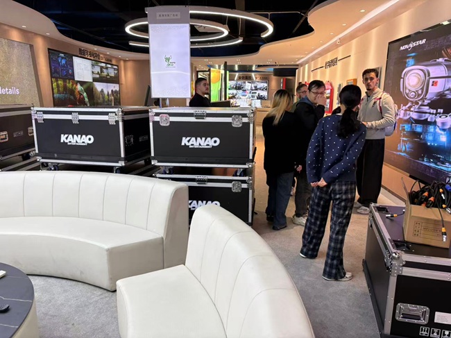 法國(guó)客戶組團(tuán)到華邦瀛學(xué)習(xí)LED顯示屏維修的真實(shí)經(jīng)歷 法國(guó)客戶組團(tuán)到華邦瀛學(xué)習(xí)LED顯示屏維修的真實(shí)經(jīng)歷