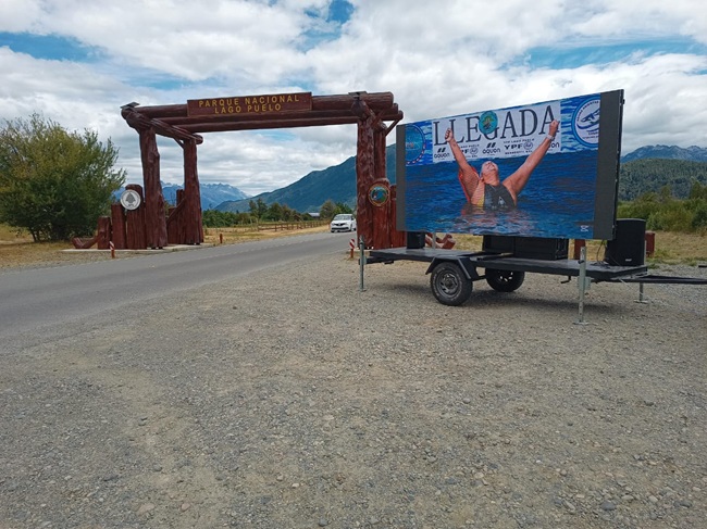 華邦瀛阿根廷項目案例：P3.91戶外租賃屏裝在拖車上，8㎡輕松應(yīng)對游泳賽事